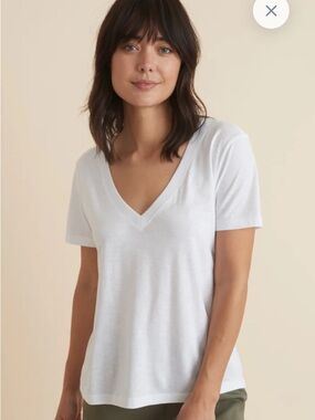 Marine Layer White Pima Cotton/Tencel Boyfriend 
V-Neck Tee Size: XS